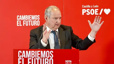 El candidato a la Presidencia de la Junta, Carlos Martínez, durante el acto público en Villablino (León) junto al ministro de Industria y Turismo Jordi Hereu, el secretario provincial Javier Cendón y el candidato a las Cortes Mario Rivas. Fotos: Miriam Chacón