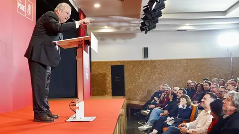 El candidato a la Presidencia de la Junta, Carlos Martínez, durante el acto público en Villablino (León) junto al ministro de Industria y Turismo Jordi Hereu, el secretario provincial Javier Cendón y el candidato a las Cortes Mario Rivas. Fotos: Miriam Chacón