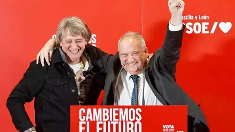 El candidato a la Presidencia de la Junta, Carlos Martínez, durante el acto público en Villablino (León) junto al ministro de Industria y Turismo Jordi Hereu, el secretario provincial Javier Cendón y el candidato a las Cortes Mario Rivas. Fotos: Miriam Chacón