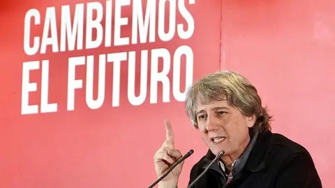 El candidato a la Presidencia de la Junta, Carlos Martínez, durante el acto público en Villablino (León) junto al ministro de Industria y Turismo Jordi Hereu, el secretario provincial Javier Cendón y el candidato a las Cortes Mario Rivas. Fotos: Miriam Chacón