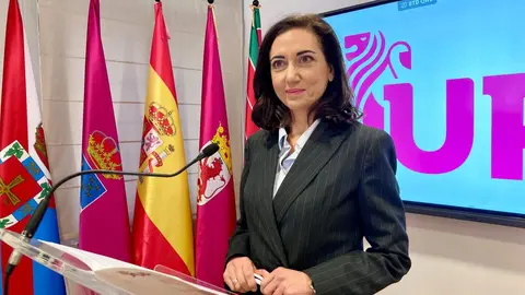 La candidata de UPL a la Presidencia de la Junta, Alicia Gallego, acompañada por integrantes de su lista, ofrece una rueda de prensa para valorar la campaña electoral. Foto: Peio García.