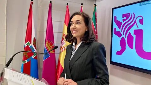 La candidata de UPL a la Presidencia de la Junta, Alicia Gallego, acompañada por integrantes de su lista, ofrece una rueda de prensa para valorar la campaña electoral. Foto: Peio García.