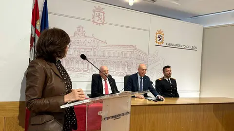 El alcalde de León, José Antonio Diez, entrega las Medallas a la Antigüedad y Constancia de los agentes que cumplen 30 años en el servicio en “un departamento esencial para la ciudadanía” que en los últimos años ha mejorado sus recursos e instalaciones con una inversión de más de 10,6 millones de euros. Fotos : Ayto. de León.