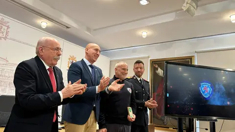 El alcalde de León, José Antonio Diez, entrega las Medallas a la Antigüedad y Constancia de los agentes que cumplen 30 años en el servicio en “un departamento esencial para la ciudadanía” que en los últimos años ha mejorado sus recursos e instalaciones con una inversión de más de 10,6 millones de euros. Fotos : Ayto. de León.