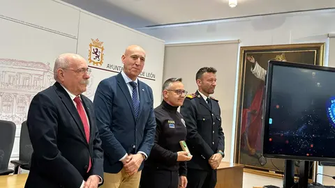 El alcalde de León, José Antonio Diez, entrega las Medallas a la Antigüedad y Constancia de los agentes que cumplen 30 años en el servicio en “un departamento esencial para la ciudadanía” que en los últimos años ha mejorado sus recursos e instalaciones con una inversión de más de 10,6 millones de euros. Fotos : Ayto. de León.