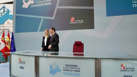 El consejero de la Presidencia, Luis Miguel González Gago, junto a la consejera de Relaciones Institucionales, Ruth Andérez, presenta el Centro de Difusión de Datos instalado con motivo de la celebración de las elecciones