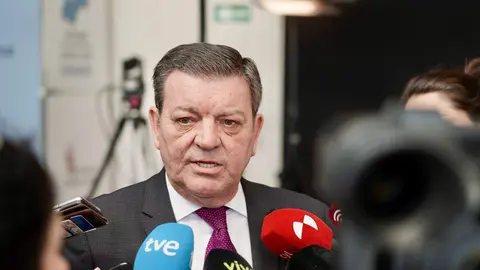 El consejero de la Presidencia, Luis Miguel González Gago, junto a la consejera de Relaciones Institucionales, Ruth Andérez, presenta el Centro de Difusión de Datos instalado con motivo de la celebración de las elecciones