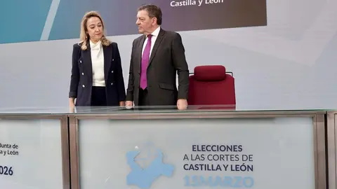 El consejero de la Presidencia, Luis Miguel González Gago, junto a la consejera de Relaciones Institucionales, Ruth Andérez, presenta el Centro de Difusión de Datos instalado con motivo de la celebración de las elecciones