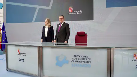 El consejero de la Presidencia, Luis Miguel González Gago, junto a la consejera de Relaciones Institucionales, Ruth Andérez, presenta el Centro de Difusión de Datos instalado con motivo de la celebración de las elecciones