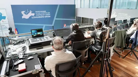 El consejero de la Presidencia, Luis Miguel González Gago, junto a la consejera de Relaciones Institucionales, Ruth Andérez, presenta el Centro de Difusión de Datos instalado con motivo de la celebración de las elecciones