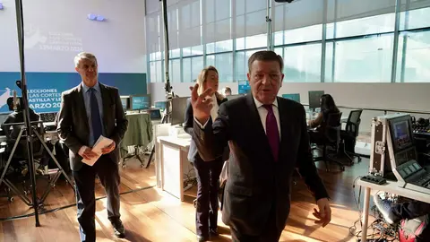 El consejero de la Presidencia, Luis Miguel González Gago, junto a la consejera de Relaciones Institucionales, Ruth Andérez, presenta el Centro de Difusión de Datos instalado con motivo de la celebración de las elecciones