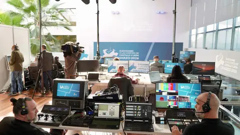 El consejero de la Presidencia, Luis Miguel González Gago, junto a la consejera de Relaciones Institucionales, Ruth Andérez, presenta el Centro de Difusión de Datos instalado con motivo de la celebración de las elecciones