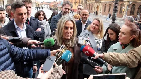 Milagros Tolón, ministra de Educación, Formación Profesional y Deportes visita León acompañada por Nuria Rubio, candidata socialista por León y Javier Alfonso Cendón, diputado nacional. Fotos: Peio García.