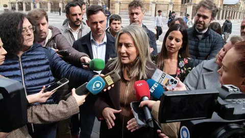 Milagros Tolón, ministra de Educación, Formación Profesional y Deportes visita León acompañada por Nuria Rubio, candidata socialista por León y Javier Alfonso Cendón, diputado nacional. Fotos: Peio García.