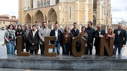 Milagros Tolón, ministra de Educación, Formación Profesional y Deportes visita León acompañada por Nuria Rubio, candidata socialista por León y Javier Alfonso Cendón, diputado nacional. Fotos: Peio García.