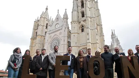 Milagros Tolón, ministra de Educación, Formación Profesional y Deportes visita León acompañada por Nuria Rubio, candidata socialista por León y Javier Alfonso Cendón, diputado nacional. Fotos: Peio García.