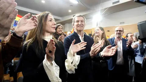 El presidente nacional del PP, Alberto Núñez Feijóo, participa en un acto público en la Casa de la Cultura en Ponferrada. Fotos: César Sánchez.