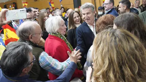 El presidente nacional del PP, Alberto Núñez Feijóo, participa en un acto público en la Casa de la Cultura en Ponferrada. Fotos: César Sánchez.