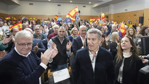 El presidente nacional del PP, Alberto Núñez Feijóo, participa en un acto público en la Casa de la Cultura en Ponferrada. Fotos: César Sánchez.