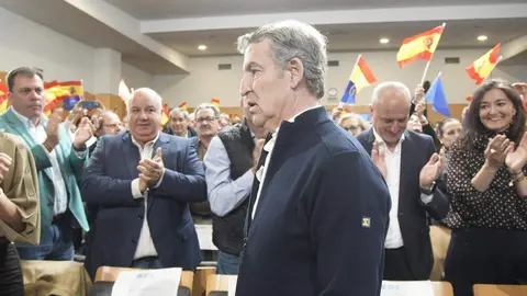 El presidente nacional del PP, Alberto Núñez Feijóo, participa en un acto público en la Casa de la Cultura en Ponferrada. Fotos: César Sánchez.