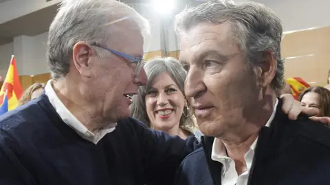 El presidente nacional del PP, Alberto Núñez Feijóo, participa en un acto público en la Casa de la Cultura en Ponferrada. Fotos: César Sánchez.