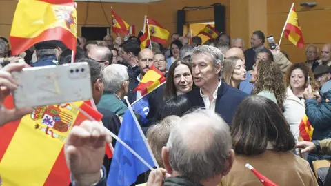 El presidente nacional del PP, Alberto Núñez Feijóo, participa en un acto público en la Casa de la Cultura en Ponferrada. Fotos: César Sánchez.