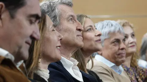 El presidente nacional del PP, Alberto Núñez Feijóo, participa en un acto público en la Casa de la Cultura en Ponferrada. Fotos: César Sánchez.