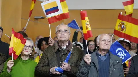 El presidente nacional del PP, Alberto Núñez Feijóo, participa en un acto público en la Casa de la Cultura en Ponferrada. Fotos: César Sánchez.