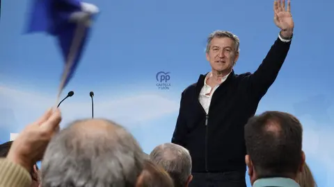El presidente nacional del PP, Alberto Núñez Feijóo, participa en un acto público en la Casa de la Cultura en Ponferrada. Fotos: César Sánchez.