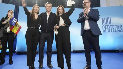 El presidente nacional del PP, Alberto Núñez Feijóo, participa en un acto público en la Casa de la Cultura en Ponferrada. Fotos: César Sánchez.