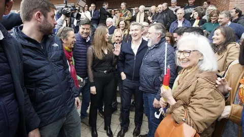 El presidente nacional del PP, Alberto Núñez Feijóo, participa en un acto público en la Casa de la Cultura en Ponferrada. Fotos: César Sánchez.