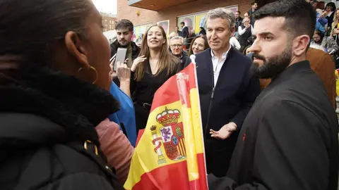 El presidente nacional del PP, Alberto Núñez Feijóo, participa en un acto público en la Casa de la Cultura en Ponferrada. Fotos: César Sánchez.