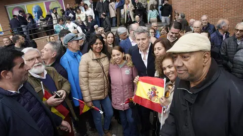 El presidente nacional del PP, Alberto Núñez Feijóo, participa en un acto público en la Casa de la Cultura en Ponferrada. Fotos: César Sánchez.