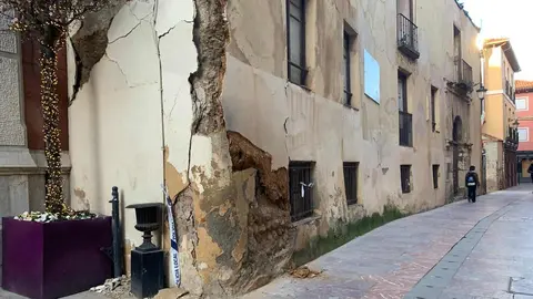 El Procurador del Común de Castilla y León ha emitido una resolución instando al Ayuntamiento de León a tomar medidas urgentes sobre La Casona de Dámaso Merino, ubicada en el número 3 de la calle homónima. La histórica edificación, con más de cuatro siglos de antigüedad, sufrió el pasado 23 de febrero el desprendimiento de parte de su fachada y desde entonces ha mostrado un agravamiento de su deterioro.