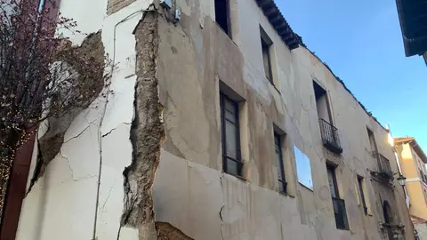 El Procurador del Común de Castilla y León ha emitido una resolución instando al Ayuntamiento de León a tomar medidas urgentes sobre La Casona de Dámaso Merino, ubicada en el número 3 de la calle homónima. La histórica edificación, con más de cuatro siglos de antigüedad, sufrió el pasado 23 de febrero el desprendimiento de parte de su fachada y desde entonces ha mostrado un agravamiento de su deterioro.