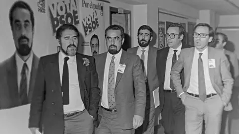 Las primeras elecciones regionales en Castilla y León en 1983. En la imagen Alfonso Guerra (D) asiste a un acto electoral en Valladolid, acompañado de Gregorio Peces Barba,(2D) Tomás Rodríguez Bolaños(2I), Constantino Nalda( al fondo), Demetrio Madrid (I). Foto: Cacho.