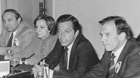 Las primeras elecciones regionales en Castilla y León en 1983. El candidato del CDS, Adolfo Suárez (2D), ofrece una rueda de prensa en el Hotel Melia Parque de Valladolid durante la campaña electoral de 1983. Foto: Cacho.