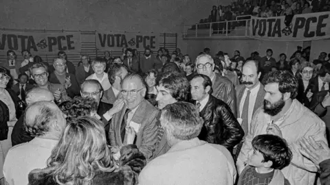Las primeras elecciones regionales en Castilla y León en 1983. El secretario general del PCE Santiago Carrillo participa en un mitin en el polideportivo Huerta del Rey en la campaña electoral de 1983. Foto: Cacho.