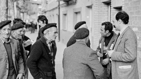Las primeras elecciones regionales en Castilla y León en 1983. El dirigente del PCE, Ángel Cristobal, asiste a un acto electoral en Burgos en la campaña de 1983. Foto: Cacho.