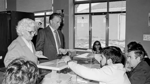 Las primeras elecciones regionales en Castilla y León en 1983. Votaciones en las elecciones de 1983 en un colegio electoral de Zaratán. Foto: Cacho.