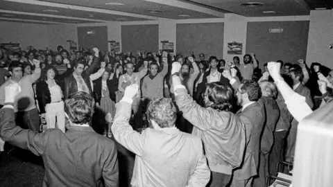 Las primeras elecciones regionales en Castilla y León en 1983. Dirigentes y simpatizantes del PSOE, celebran los resultados de las elecciones de 1983. Foto: Cacho.