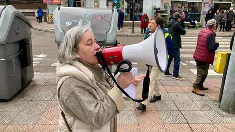 Padre Isla vive el enésimo corte de tráfico por el futuro de Feve. Fotos: Peio García.