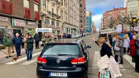 Padre Isla vive el enésimo corte de tráfico por el futuro de Feve. Fotos: Peio García.