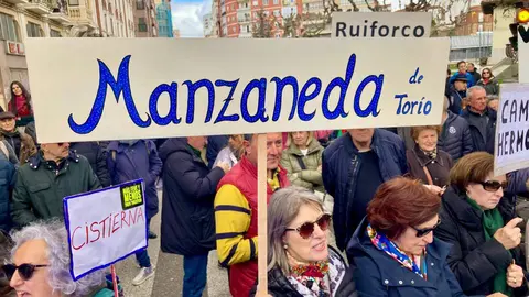 Padre Isla vive el enésimo corte de tráfico por el futuro de Feve. Fotos: Peio García.