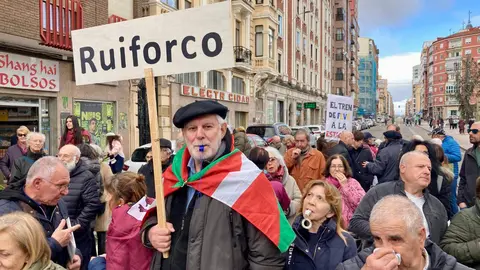 Padre Isla vive el enésimo corte de tráfico por el futuro de Feve. Fotos: Peio García.