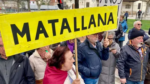 Padre Isla vive el enésimo corte de tráfico por el futuro de Feve. Fotos: Peio García.