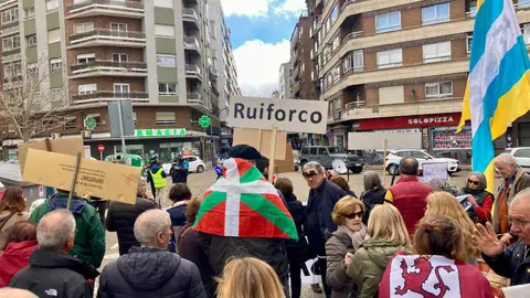 Padre Isla vive el enésimo corte de tráfico por el futuro de Feve. Fotos: Peio García.