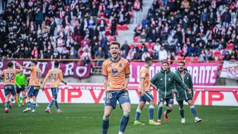 La Cultural y Deportiva Leonesa compitió de tú a tú ante el líder, pero la eficacia del Racing de Santander decidió el duelo en el Estadio Reino de León. El equipo leonés volvió a quedarse sin premio pese a su buen partido y ve cómo el margen para la salvación se reduce.
