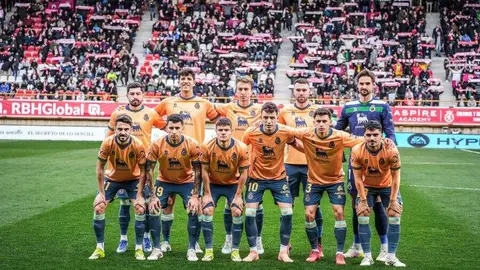 La Cultural y Deportiva Leonesa compitió de tú a tú ante el líder, pero la eficacia del Racing de Santander decidió el duelo en el Estadio Reino de León. El equipo leonés volvió a quedarse sin premio pese a su buen partido y ve cómo el margen para la salvación se reduce.