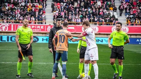 La Cultural y Deportiva Leonesa compitió de tú a tú ante el líder, pero la eficacia del Racing de Santander decidió el duelo en el Estadio Reino de León. El equipo leonés volvió a quedarse sin premio pese a su buen partido y ve cómo el margen para la salvación se reduce.